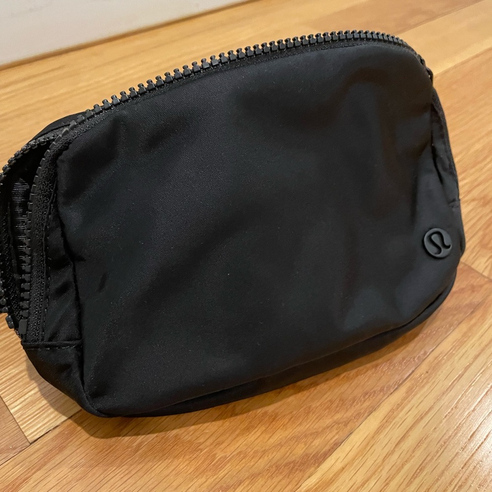 Black OG Lululemon Belt Bag (never used)